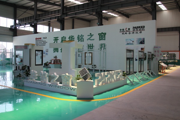 鋁合金門(mén)窗生產(chǎn)車間圖片派克機(jī)器