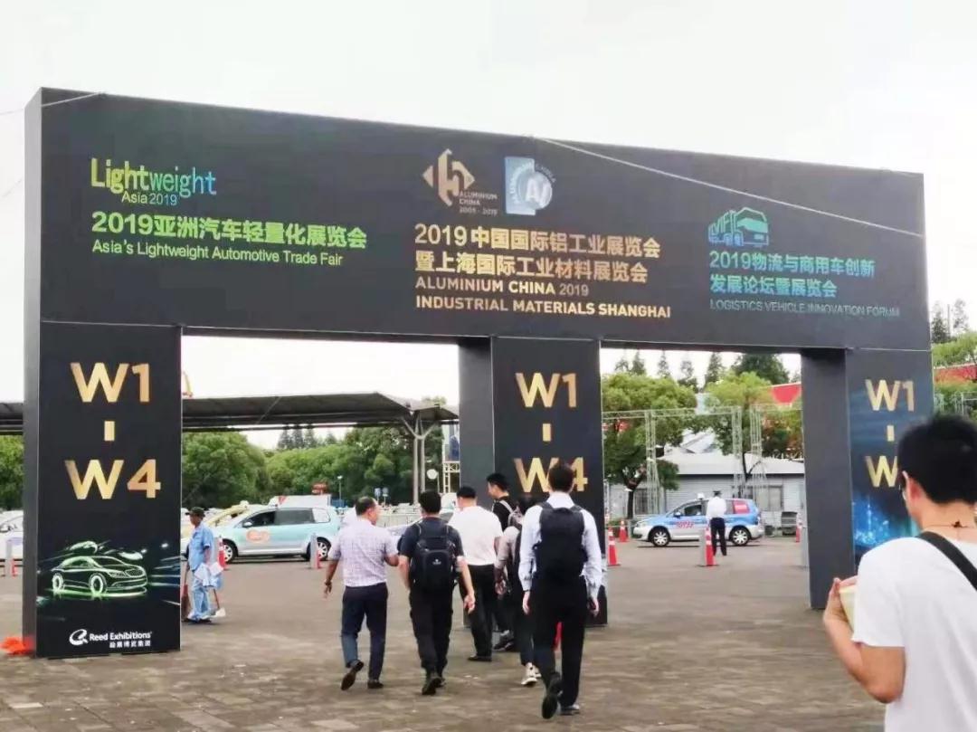 鋁門窗設(shè)備